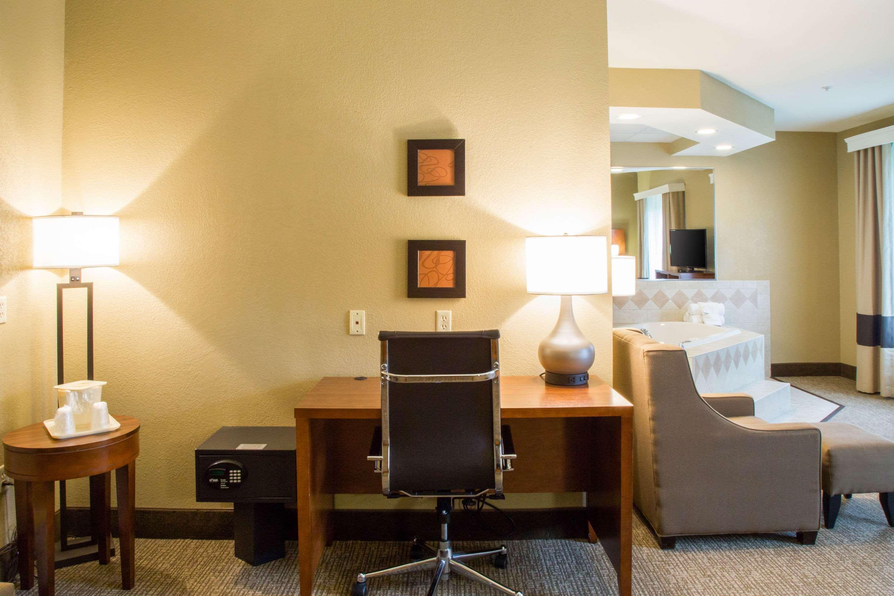 Comfort Suites Grand Rapids South Exterior photo